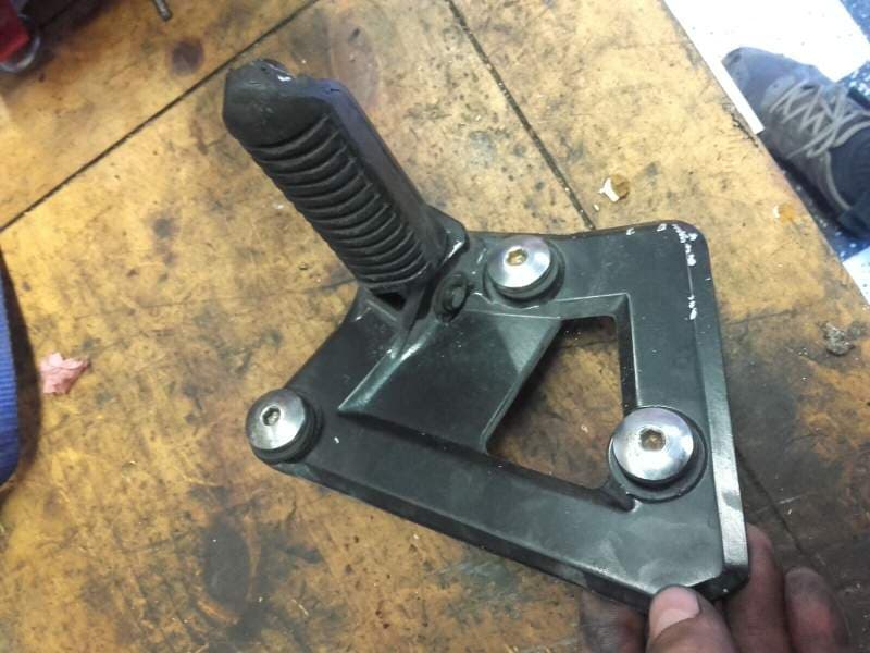 platine de cale pied avant gauche Suzuki 750 GSXF gr78a — photo 1/2