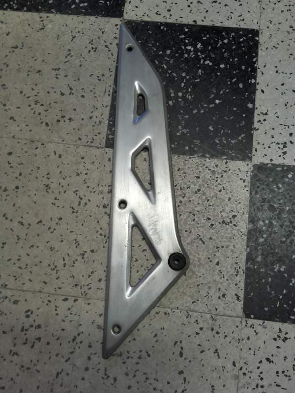 protection de platine de cale pied gauche carénage latéral Suzuki 750 GSXF gr78a — photo 1/2
