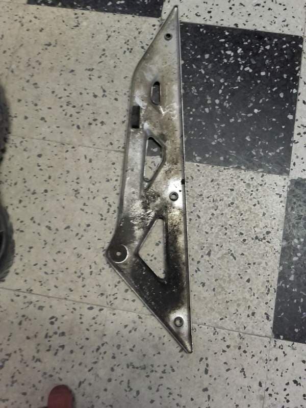 protection de platine de cale pied gauche carénage latéral Suzuki 750 GSXF gr78a — photo 2/2