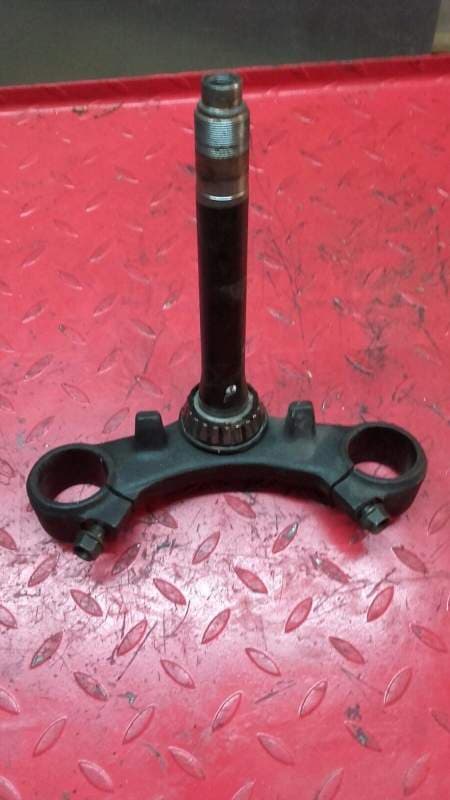 té de fourche inferieur et colonne de direction Suzuki 750 GSXF gr78a — photo 1/1