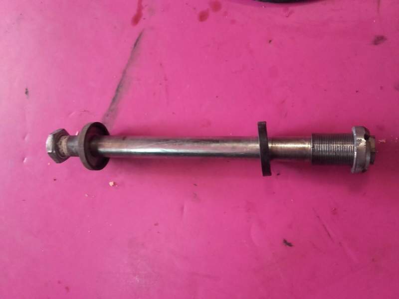 axe de bras oscillant Suzuki 1000 TLS — photo 1/1