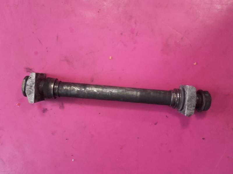 axe de roue arriere Suzuki 1000 TLS — photo 1/1