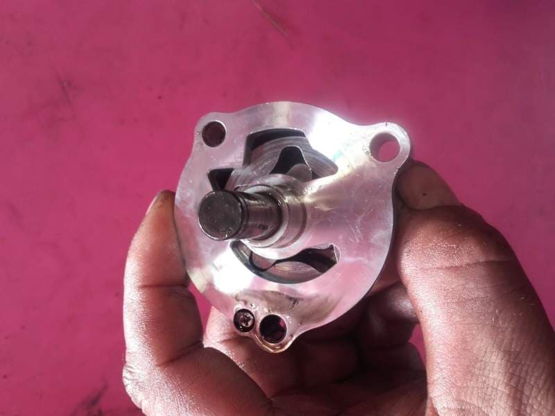 pompe a huile Suzuki 1000 TLS — photo 1/2