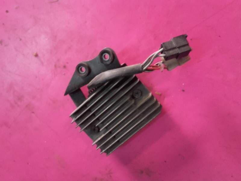 regulateur de tension Suzuki 1000 TLS — photo 1/1