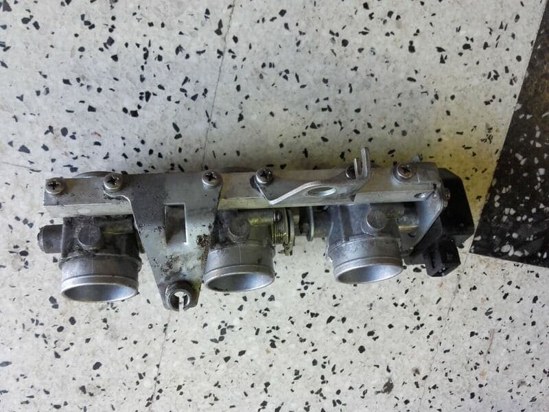 Rampe d’injection corps d’injecteurs BOSCH BMW K75RT K75S K75 RT abs 89-97 — photo 2/3