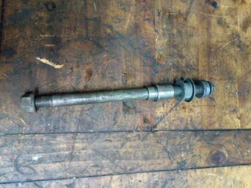 axe de roue arriere Suzuki 1100 GSXF gv72c 88-93 — photo 1/1