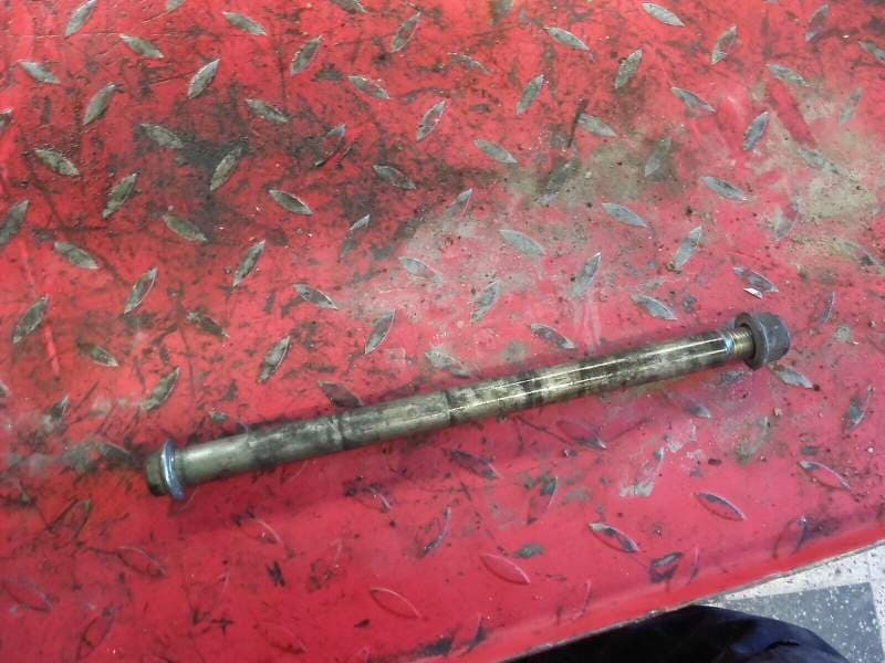 axe de roue avant Suzuki 1100 GSXF gv72c 88-93 — photo 1/1