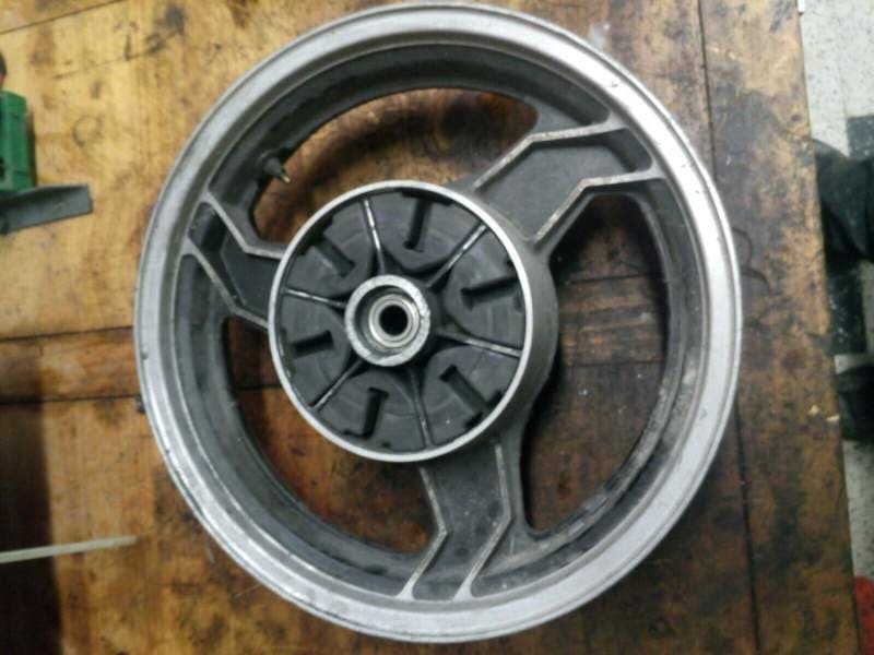 jante arriere Suzuki 1100 GSXF gv72c 88-93 — photo 1/6