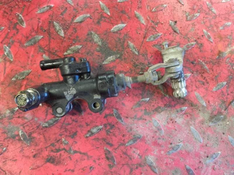 maitre cylindre de frein arriere Suzuki 1100 GSXF gv72c 88-93 — photo 1/2