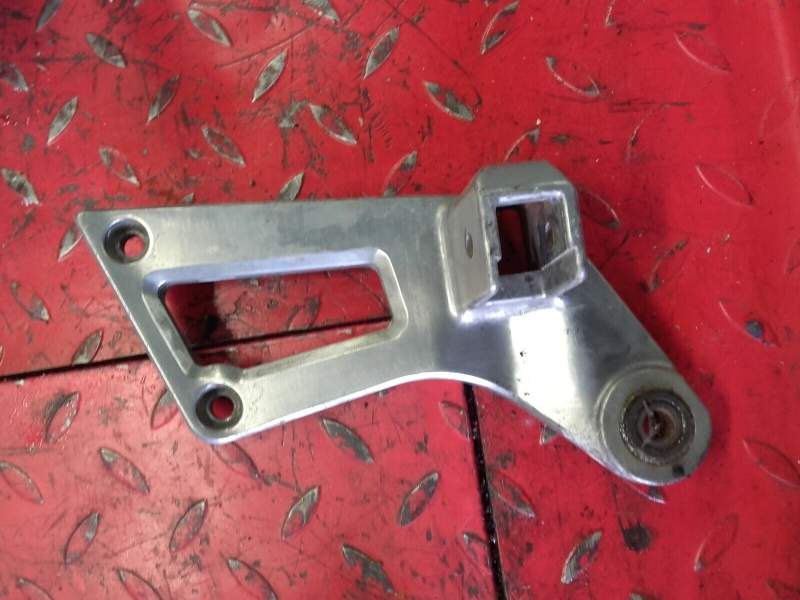 platine de cale pied arriere droite Suzuki 1100 GSXF gv72c 88-93 — photo 1/2