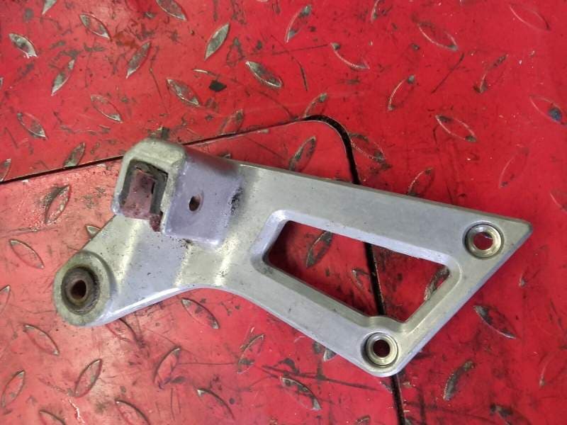 platine de cale pied arriere gauche Suzuki 1100 GSXF gv72c 88-93 — photo 1/2