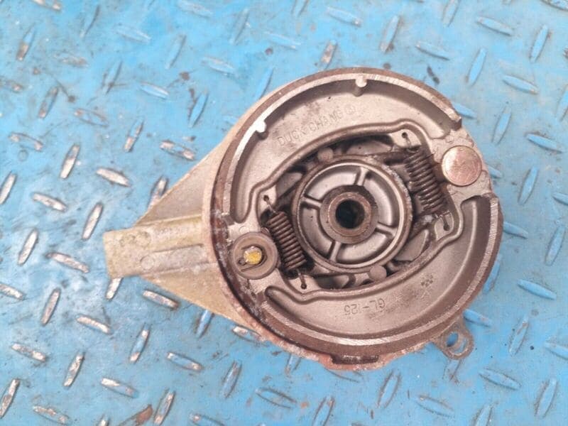 Flasque de frein arrière tambour garnitures Daelim 125 VT — photo 2/2