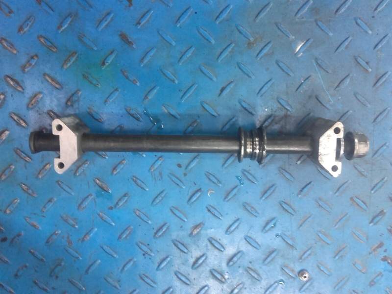 axe de roue arrière Yamaha 1200 XJR 4pu — photo 1/2