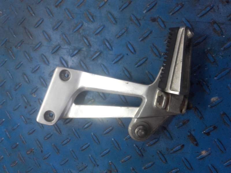 platine de cale pied arrière passager gauche Yamaha 1200 XJR 4pu — photo 1/2