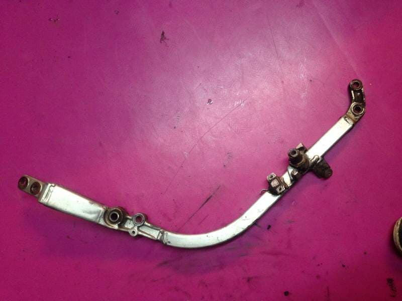 berceau bas cadre moteur gauche yamaha 1200 FJ 3cx — photo 1/1