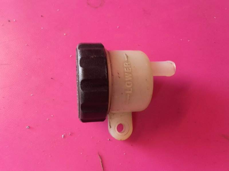 bocal de liquide de frein arriere Yamaha YZF 1000 thunderace 4vd — photo 1/1