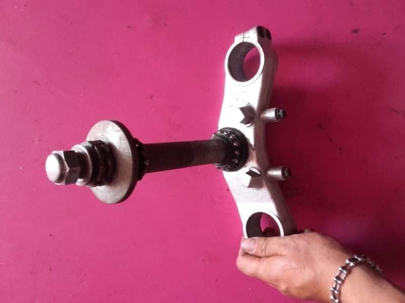 colonne de direction et t te fourche inferieur Yamaha YZF 1000 thunderace 4vd — photo 1/1