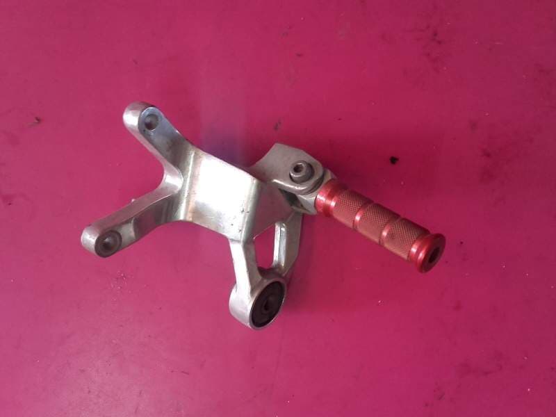 platine de cale repose pied arriere droit droite Yamaha YZF 1000 thunderace 4vd — photo 1/2