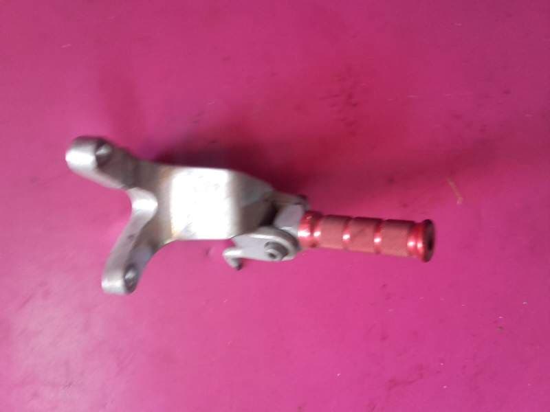 platine de cale repose pied arriere gauche Yamaha YZF 1000 thunderace 4vd — photo 1/2