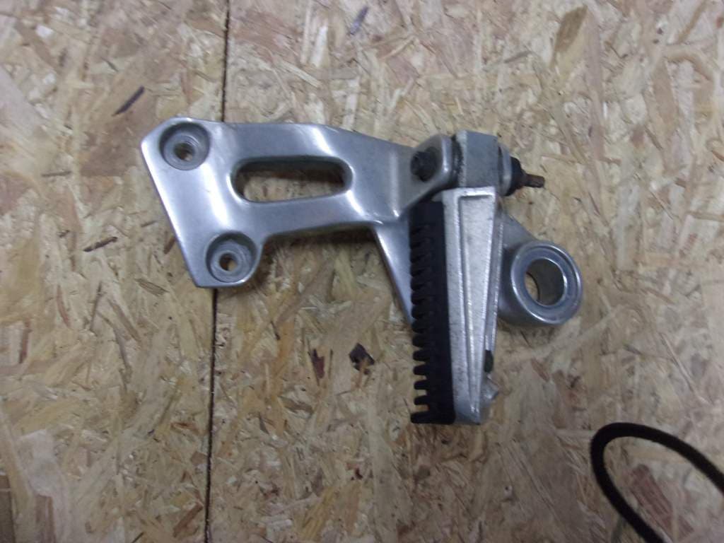 platine cale pied arrière droit Yamaha 900 XJ Diversion 1 — photo 1/3