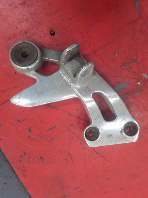 platine de cale repose pied avant droit droite Yamaha 900 XJ Diversion 4km — photo 1/2
