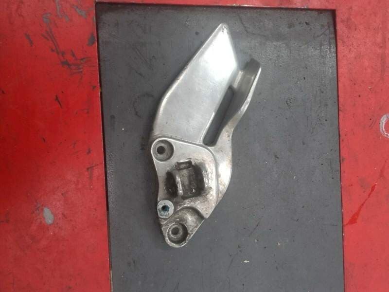 platine de cale repose pied avant gauche Yamaha 900 XJ Diversion 4km — photo 1/2
