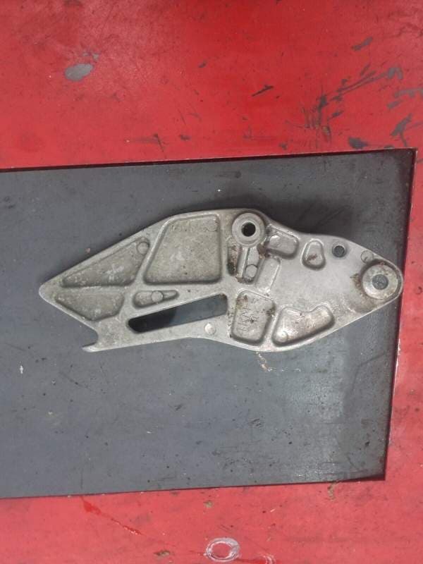 platine de cale repose pied avant gauche Yamaha 900 XJ Diversion 4km — photo 2/2