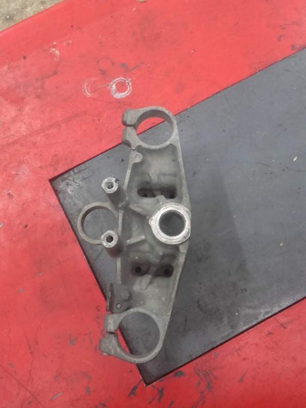 té de fourche supérieur Yamaha 900 XJ Diversion 4km — photo 3/3