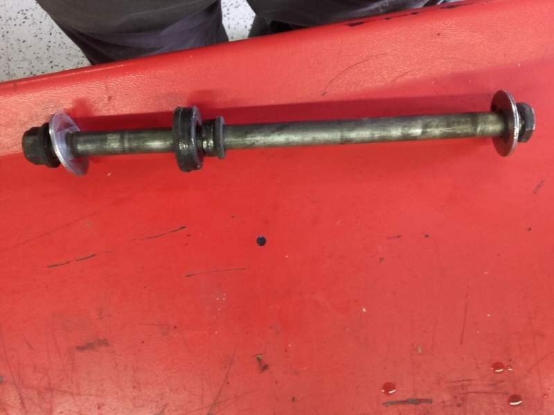 axe de roue arriere Yamaha 850 TDM 4tx — photo 1/1