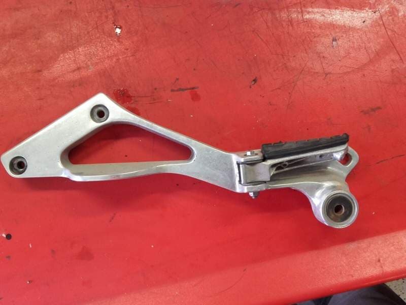 platine de cale repose pied arriere gauche passager Yamaha 850 TDM 4tx — photo 1/2