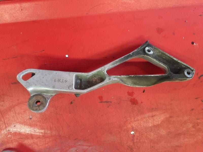 platine de cale repose pied arriere gauche passager Yamaha 850 TDM 4tx — photo 2/2