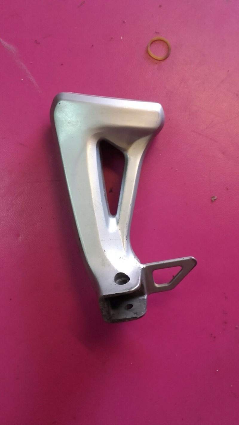 platine cale pied arriere gauche Suzuki 650 SV — photo 1/2