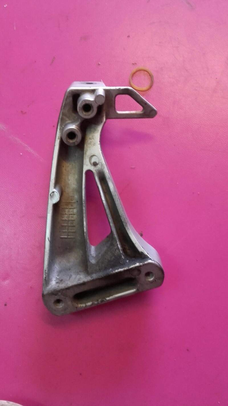 platine cale pied arriere gauche Suzuki 650 SV — photo 2/2