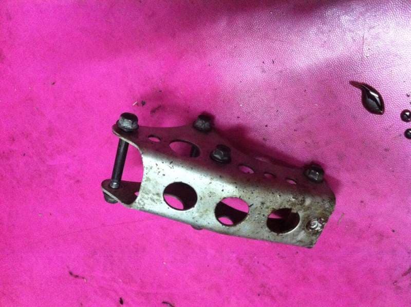 Support moteur avant Suzuki 250 DR sj43a — photo 1/1