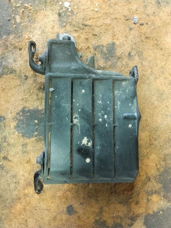 Grille de radiateur droite support klaxon Honda 125 CRM jd13a