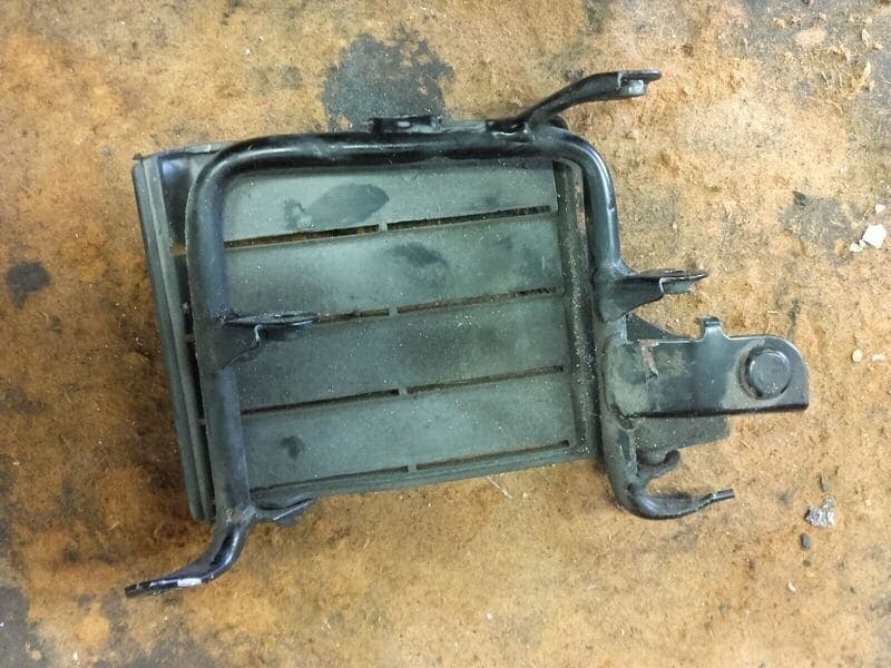 Grille de radiateur droite support klaxon Honda 125 CRM jd13a — photo 2/2