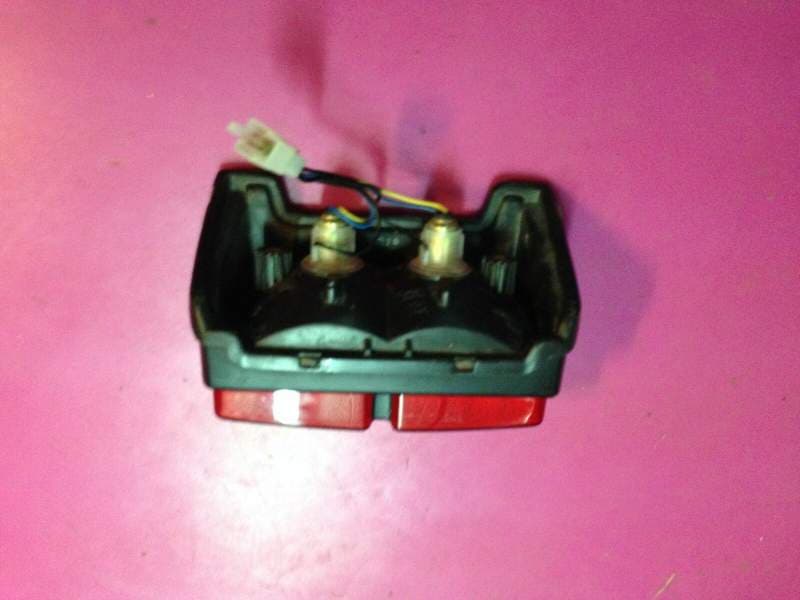 feu stop arriere rouge Yamaha 600 Fazer FZS — photo 3/3
