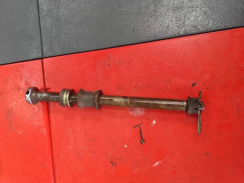 axe de roue arrière Yamaha 400 XJ 4v7 — photo 1/1
