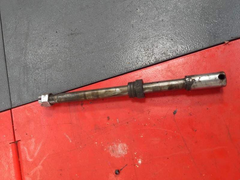 axe de roue avant Yamaha 400 XJ 4v7 — photo 1/1