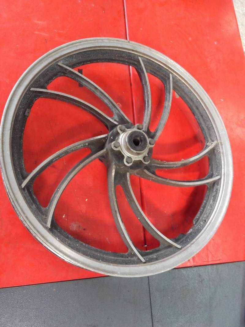 jante roue avant Yamaha 400 XJ 4v7 — photo 2/3