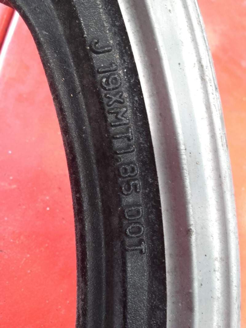 jante roue avant Yamaha 400 XJ 4v7 — photo 3/3
