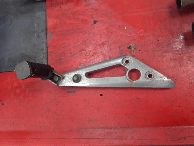 platine de repose cale pied arriere passager droit Yamaha 400 XJ 4v7 — photo 1/2
