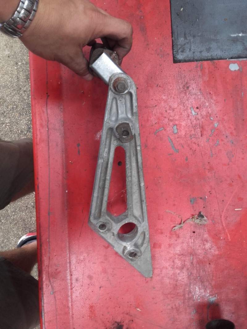 platine de repose cale pied arriere passager droit Yamaha 400 XJ 4v7 — photo 2/2