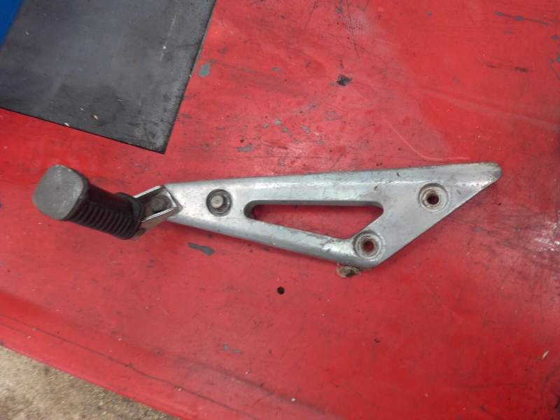 platine de repose cale pied arriere passager gauche Yamaha 400 XJ 4v7 — photo 1/2