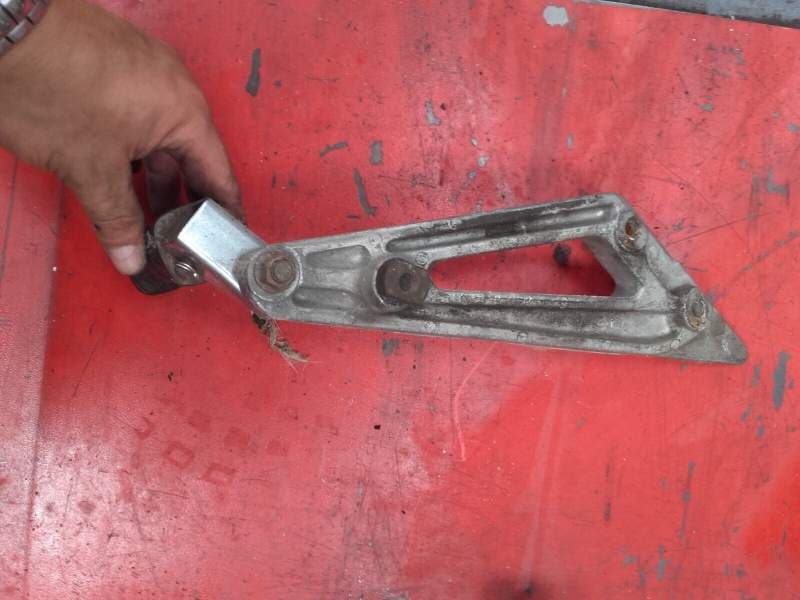 platine de repose cale pied arriere passager gauche Yamaha 400 XJ 4v7 — photo 2/2
