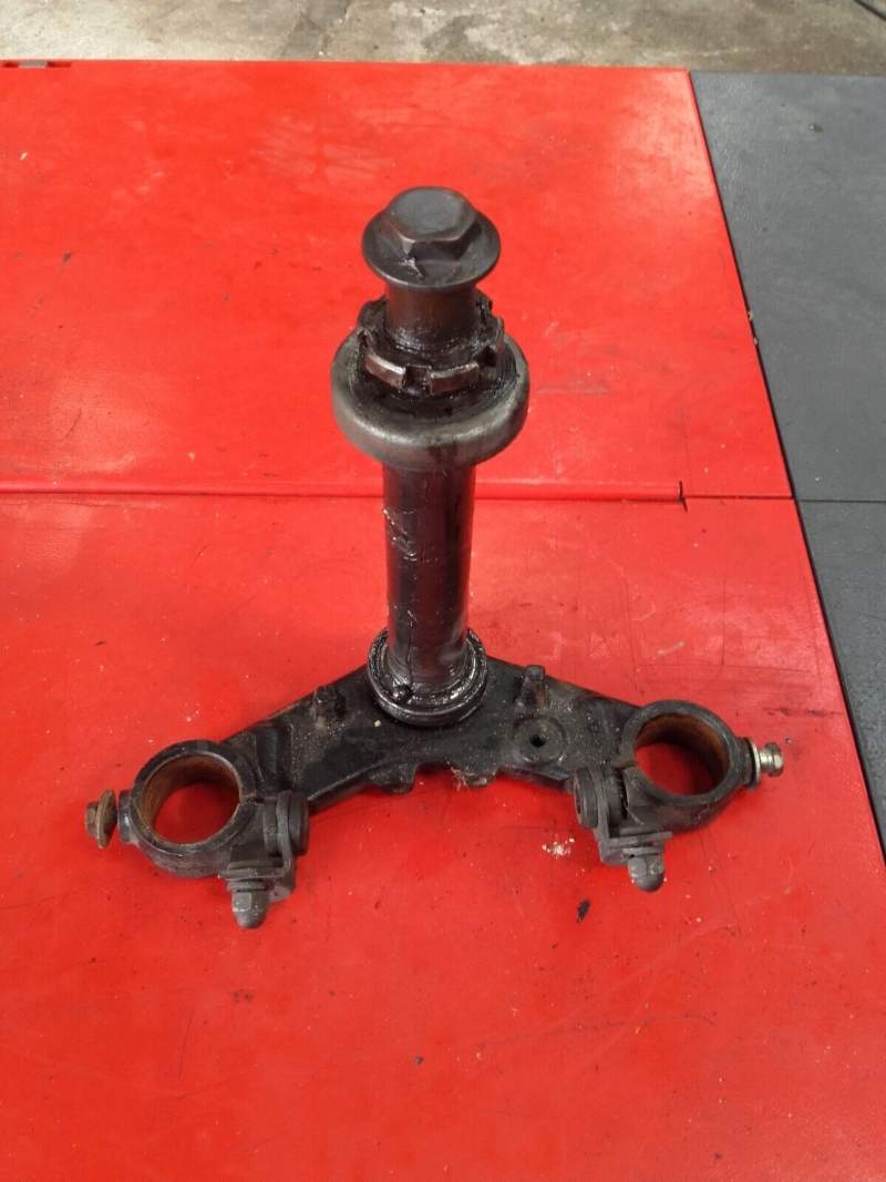 té de fourche inférieur avec colonne de direction Yamaha 400 XJ 4v7 — photo 1/1