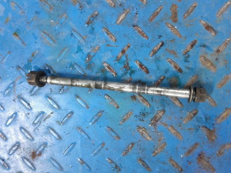 axe de roue avant Yamaha 125 SR 10F — photo 1/1