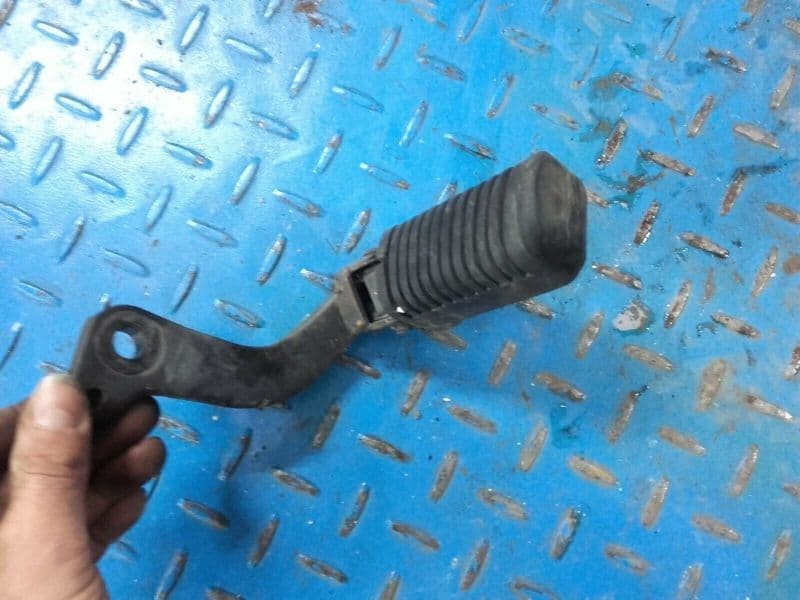 cale pied avant droit Yamaha 125 SR 10F — photo 1/2