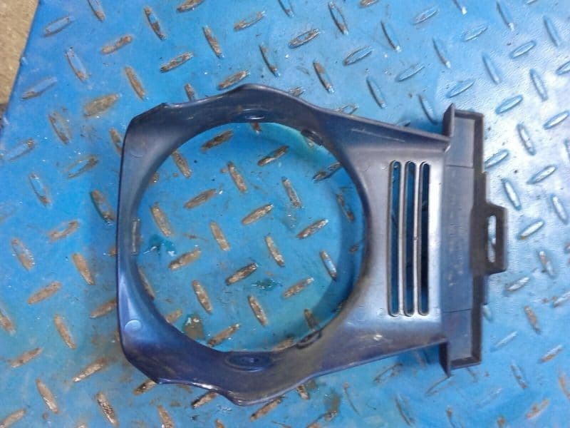 carénage de phare avant entourage bloc optique Yamaha 125 SR 10F — photo 4/4