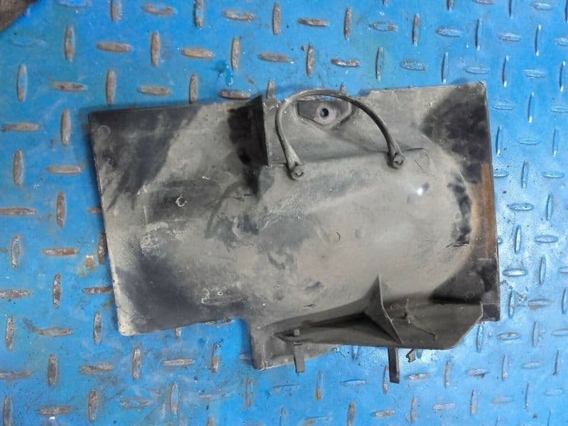 carénage passage de roue garde boue arrière Yamaha 125 SR 10F — photo 1/2
